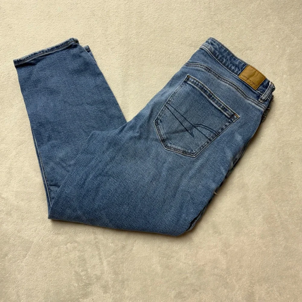 American Eagle Strigid Mom Jeans Womens 14 Short Blue Distressed High Rise Denim